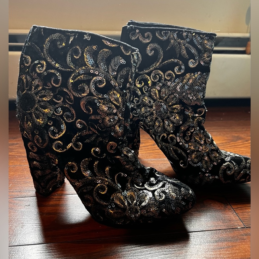 Brand: wild diva Color: black and gold Size: 8